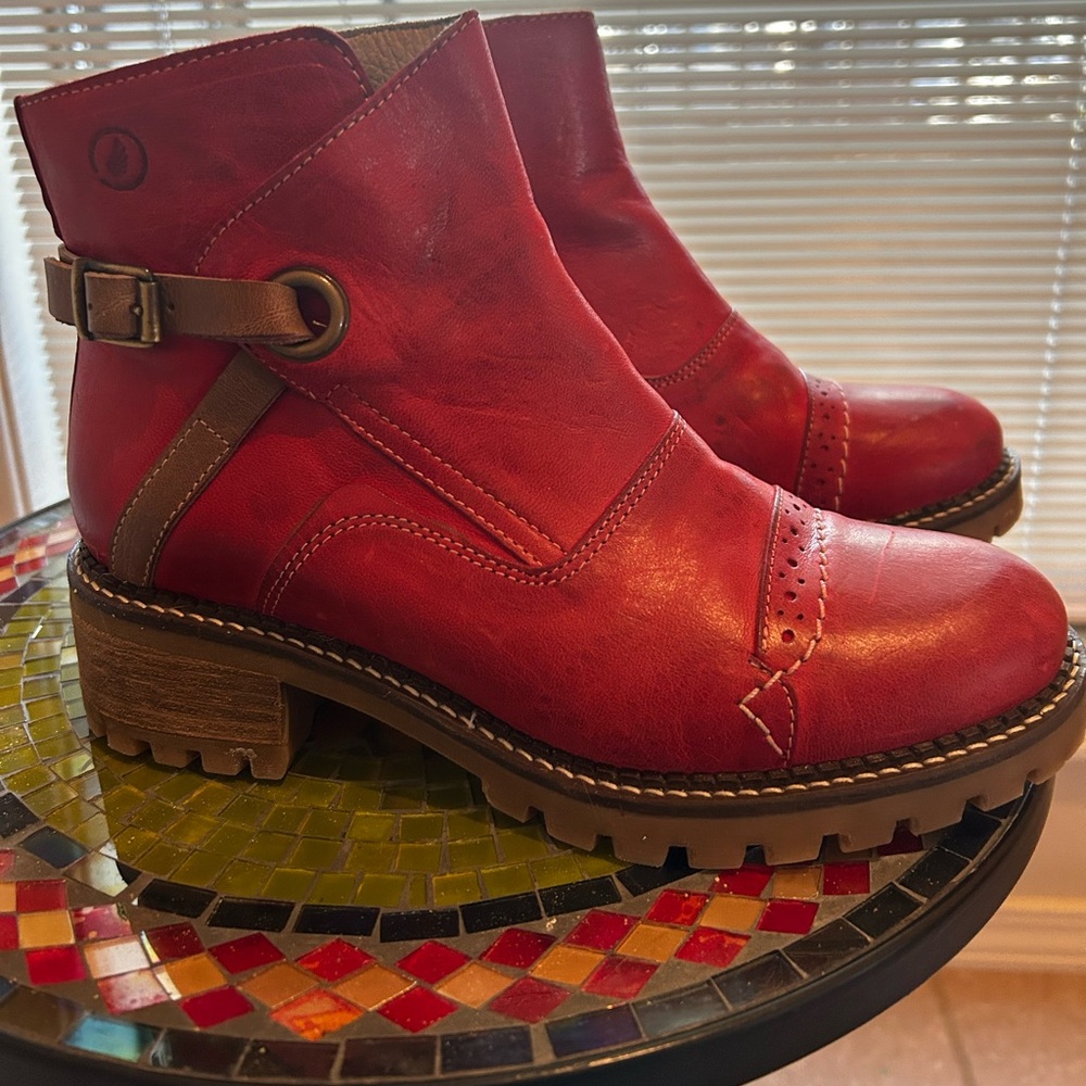 Casta woman’s boots size EU37 red